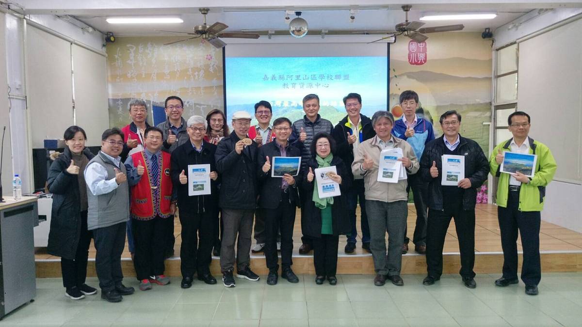 教育部政務次長范巽綠(前排右4)與原民會副主委汪明輝(前排右3)前往阿里山地區學校進行訪查合影