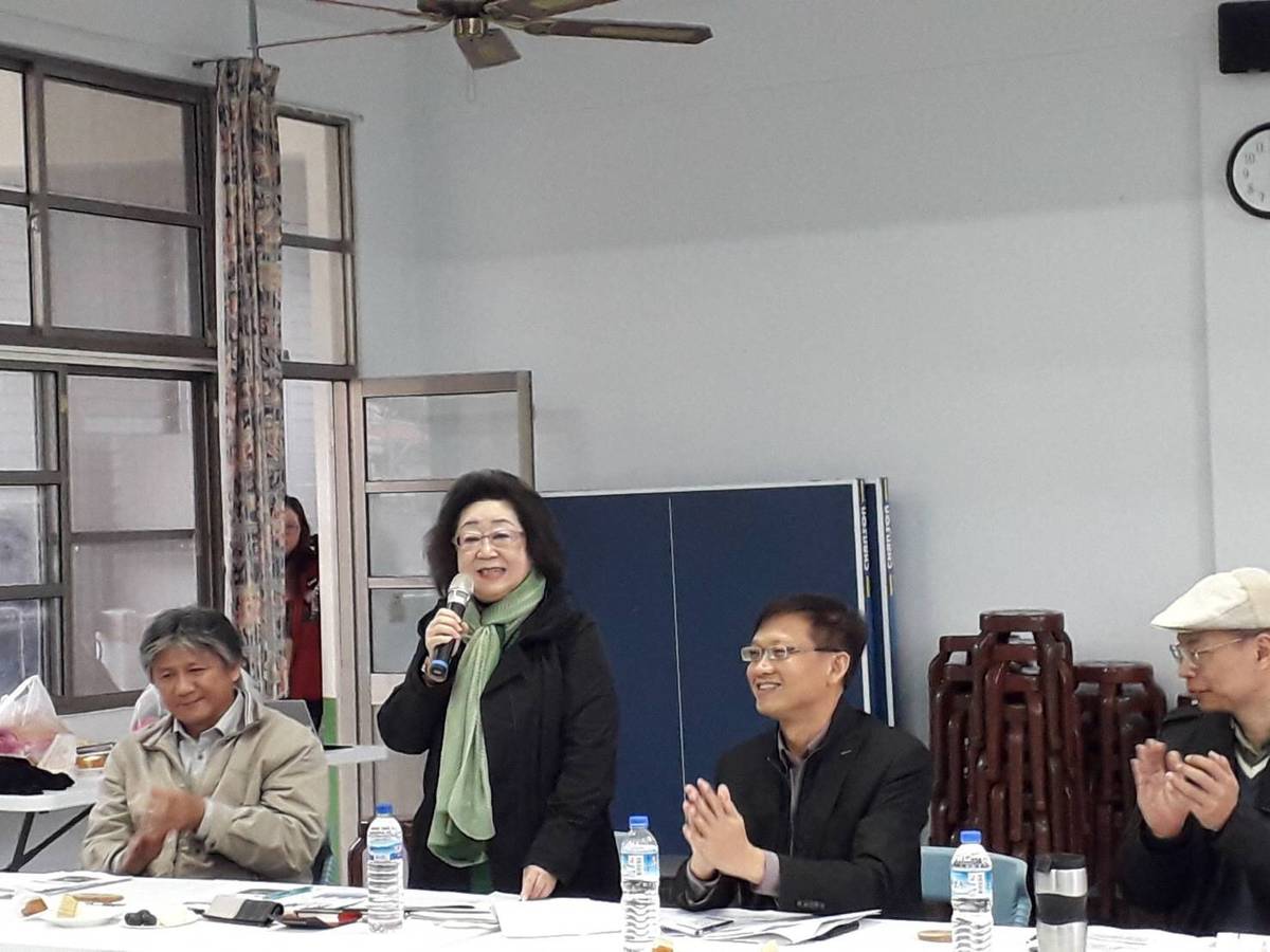 教育部政務次長范巽綠(左2)對阿里山區學校辦學，以及區域學校資源中心運作予以肯定