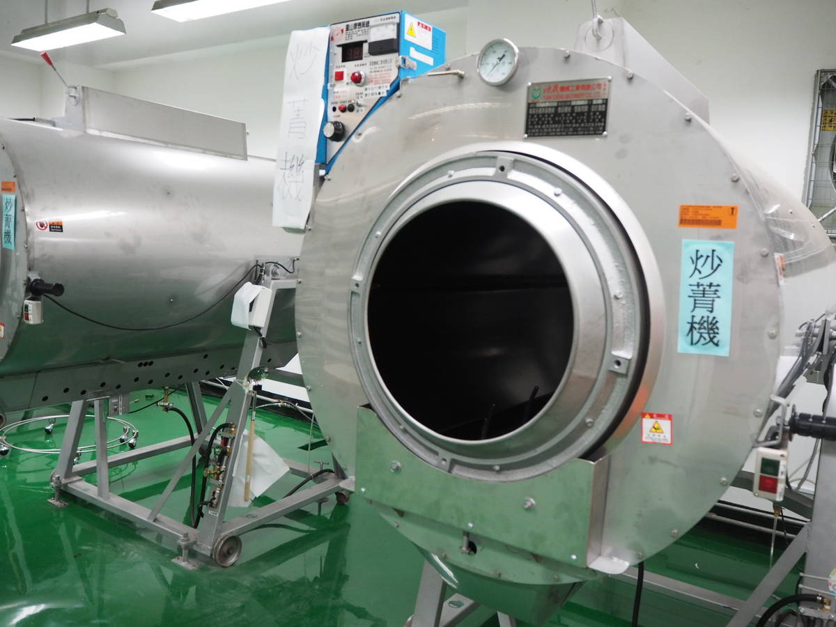 大葉大學「製茶技術暨產品研發基地」的炒菁機