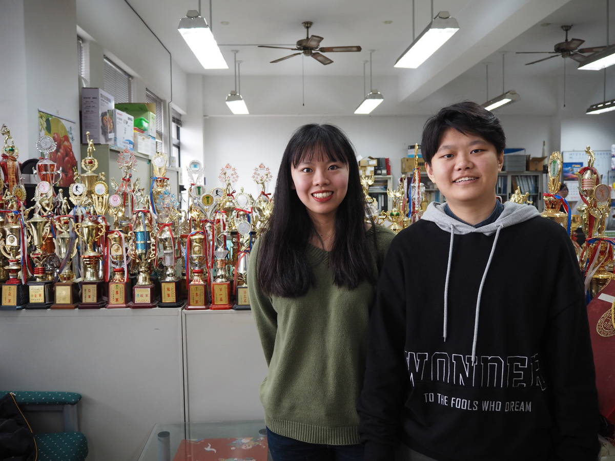 閩南師範大學三年級的交換學生陳雨實(右)和王婕雅(左)於大葉大學食品暨應用生物科技學系的系辦合照