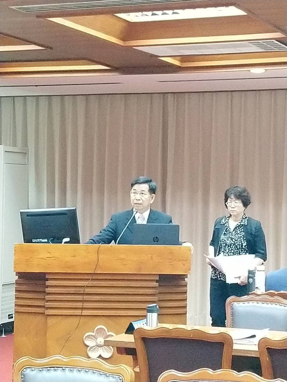 教育部部長潘文忠立院備詢