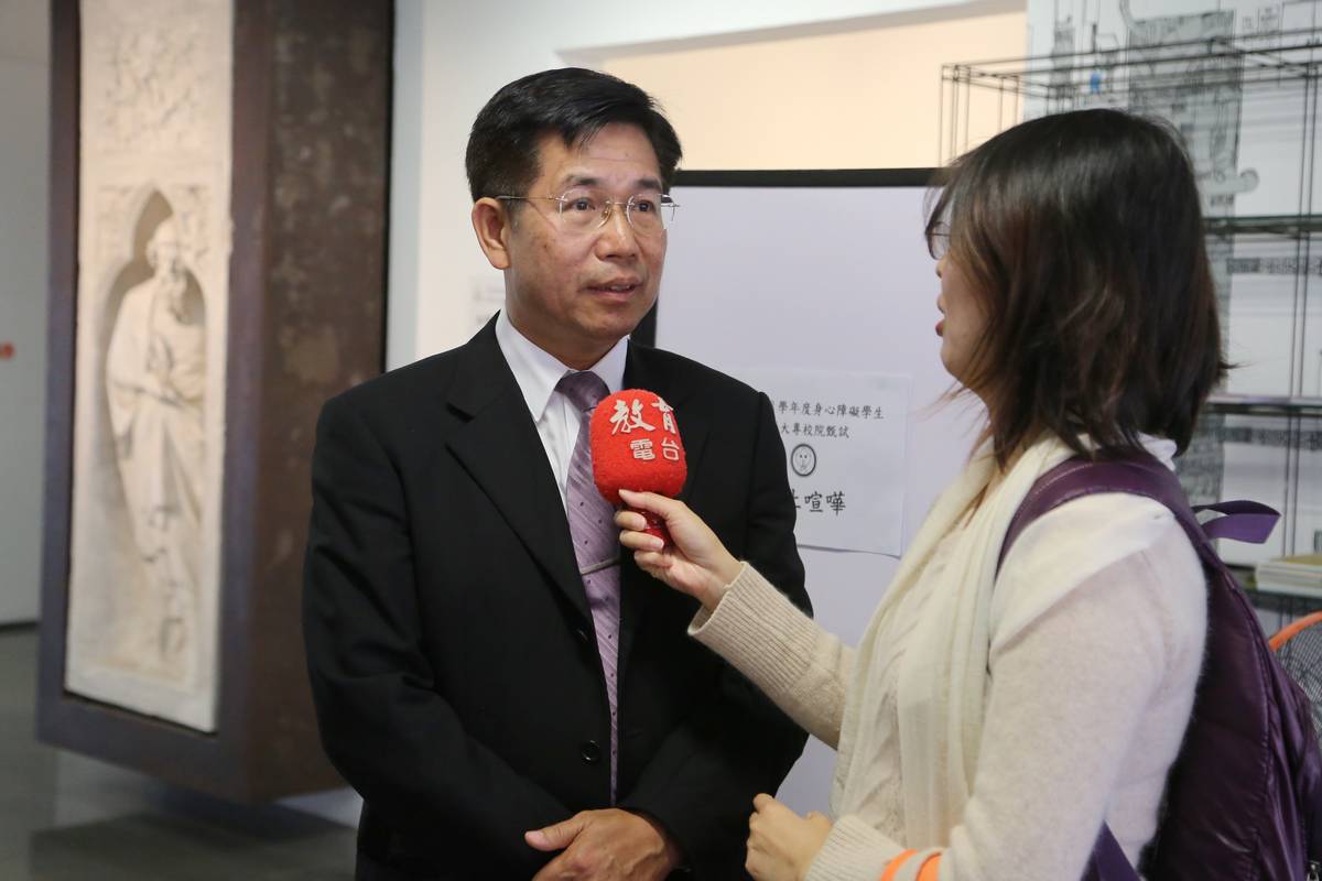 教育部部長潘文忠視察腦麻學生試場  接受教育電台採訪