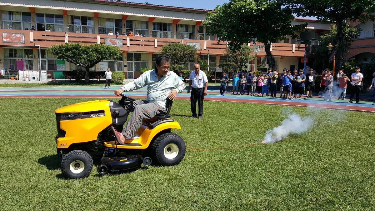六龜國小小黑蚊擾人 高市教育局贈割草機助除蚊
