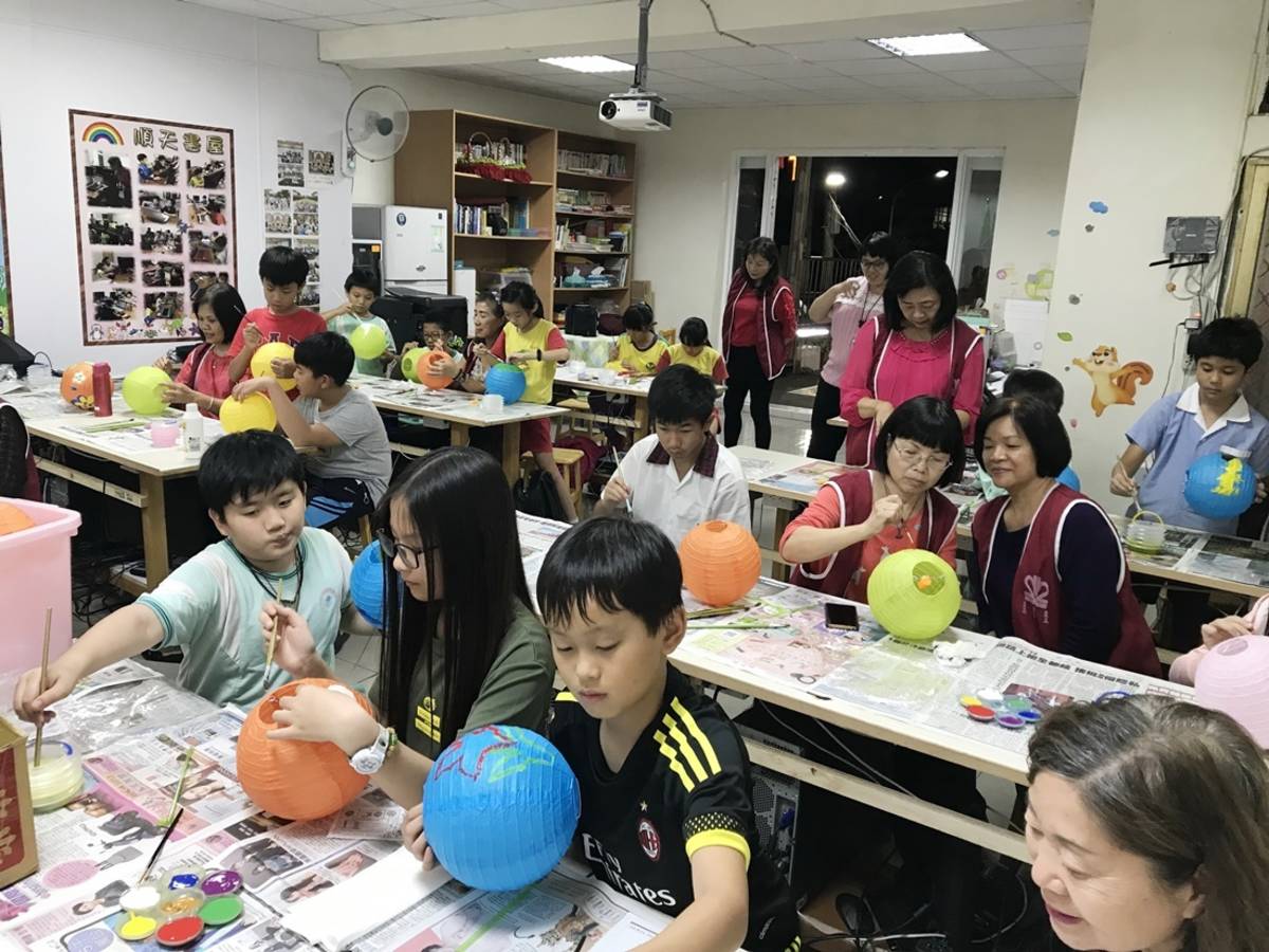 兒童節前夕關懷弱勢兒，臺東縣救國團伴順天書屋孩童彩繪創意燈籠。