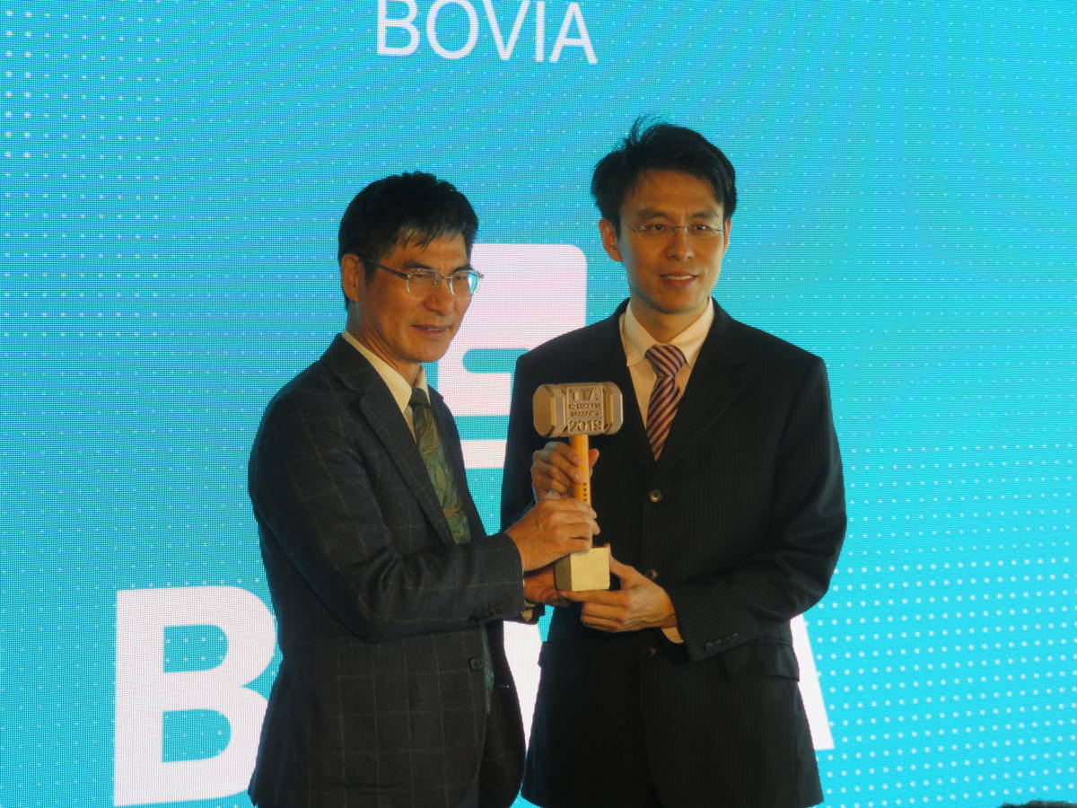 科技部長陳良基(左)頒獎給10酷科技新創團隊