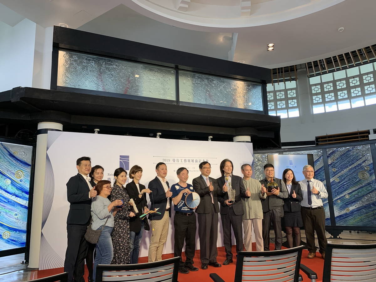 工藝中心許耿修主任(右六)與參展工藝廠商及貴賓等合影留念(工藝中心提供)