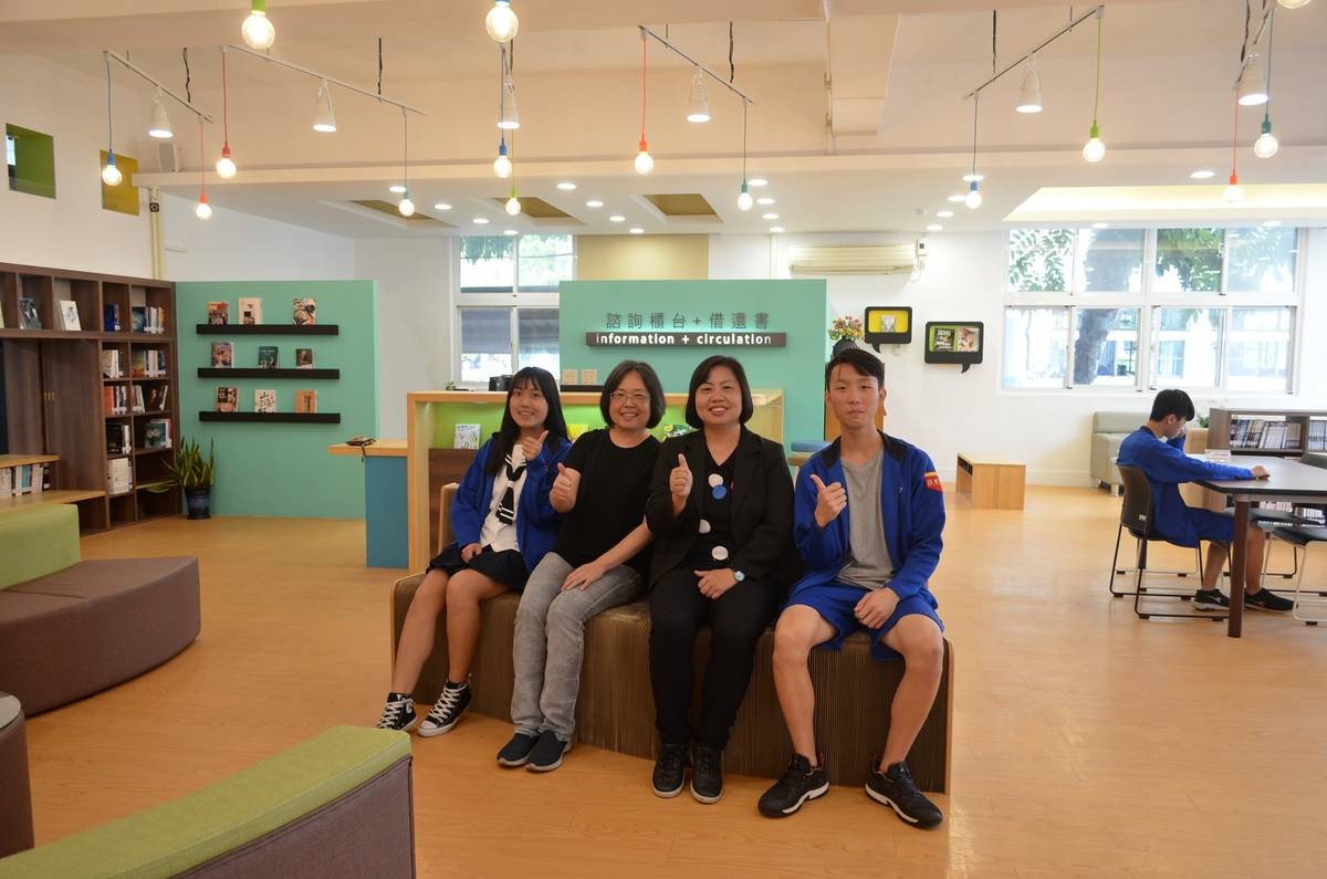 由左至右林易萱同學、圖書館主任張瑞玲、劉玲慧校長、蔡捷宇同學