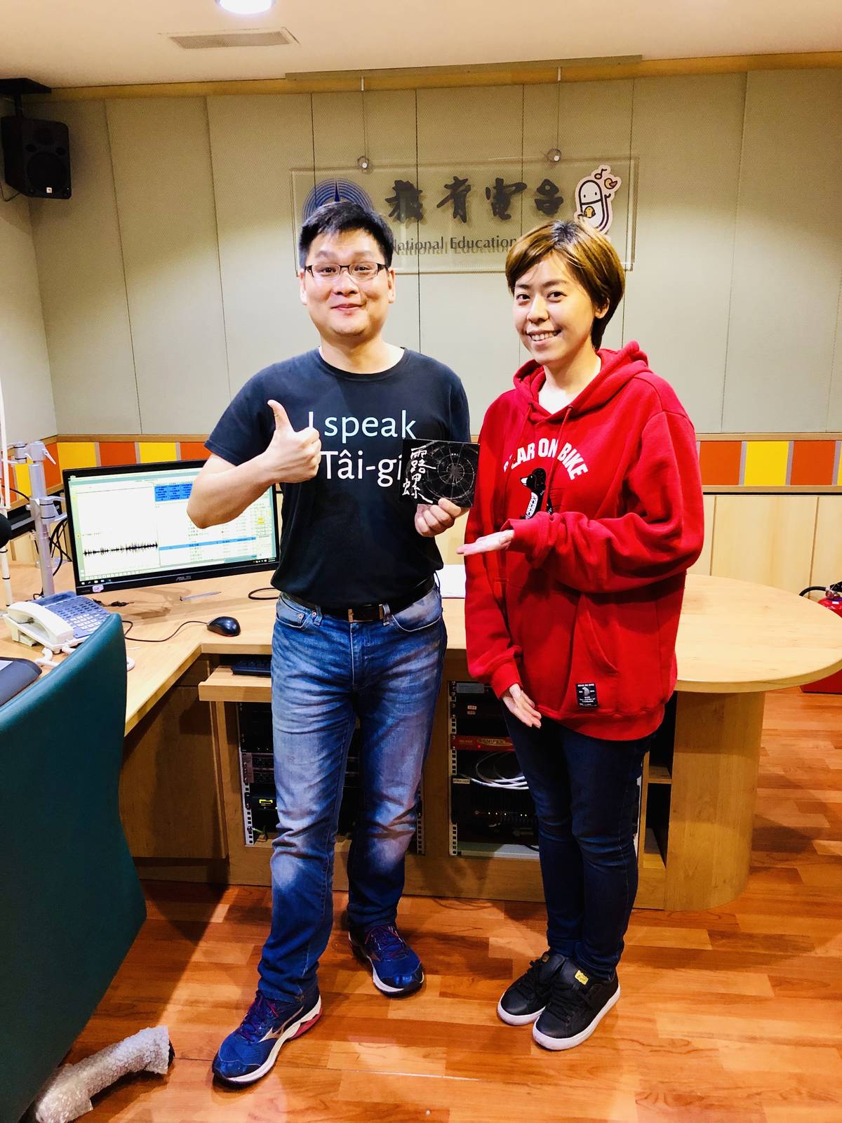 與本集來賓江惠儀在空中相見歡。