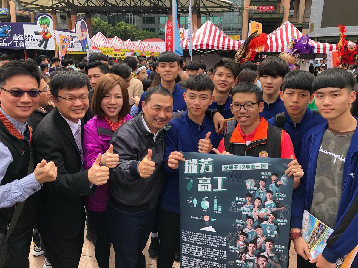 新北市長侯友宜與瑞芳高工學生合影