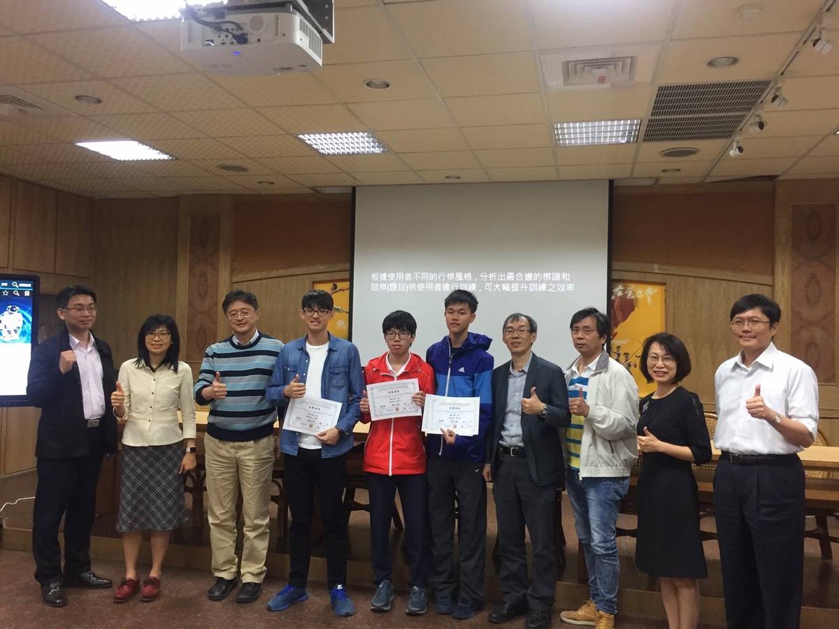 評審團召集人高雄大學洪宗貝教授頒發參賽證明給台灣人工智慧學校特別 台南一中團隊