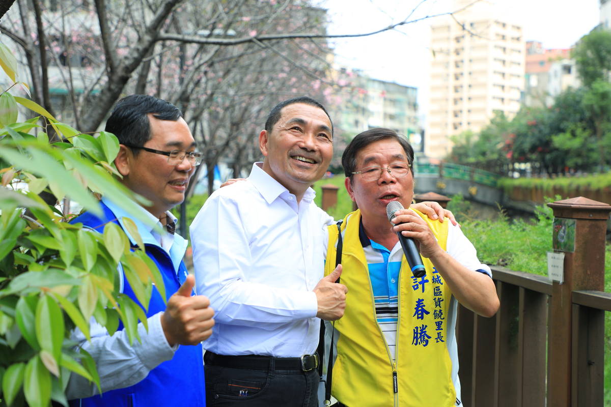 侯市長與土城區貨饒里里長一同至希望之河賞櫻