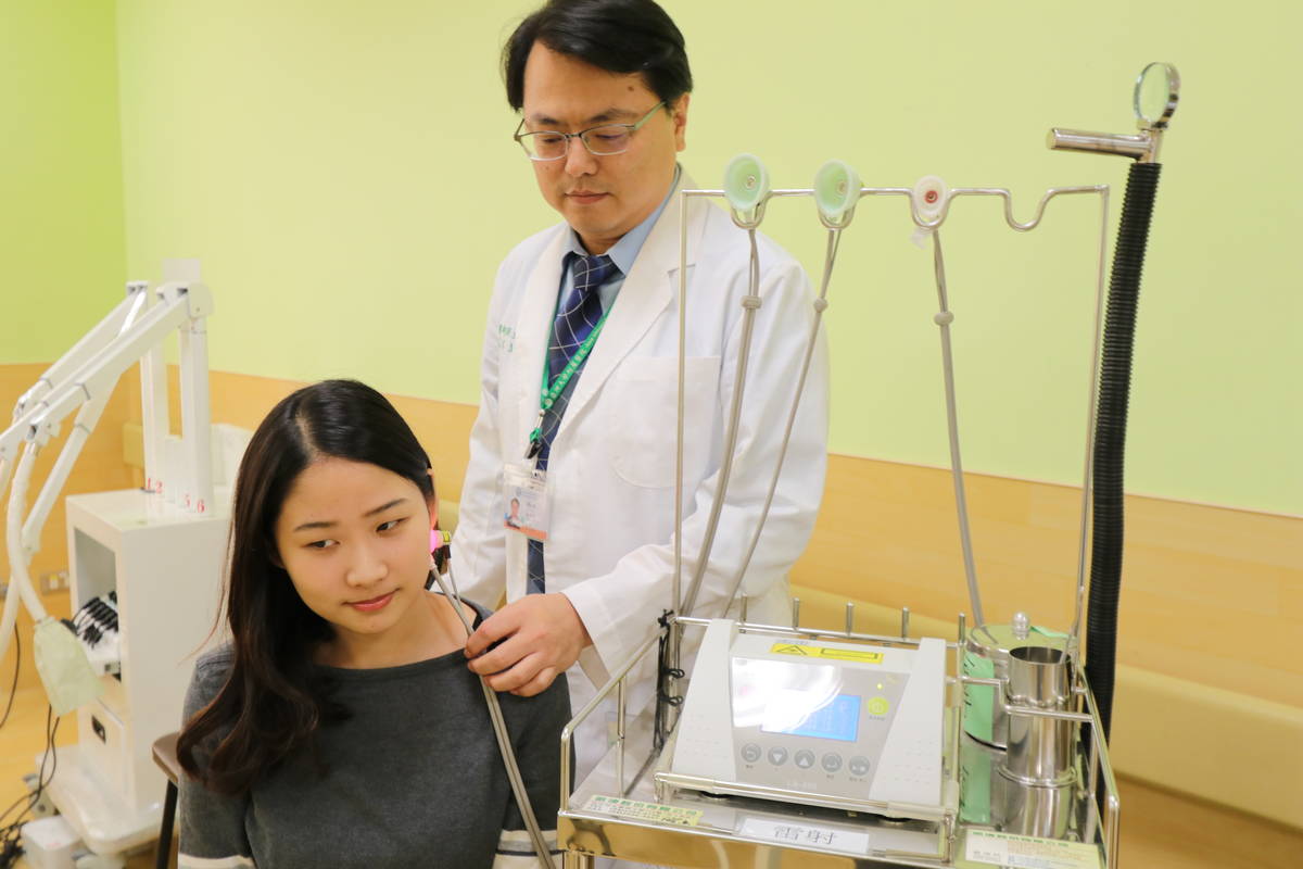 學生指考壓力大 「面癱」 復健治療恢復好臉色