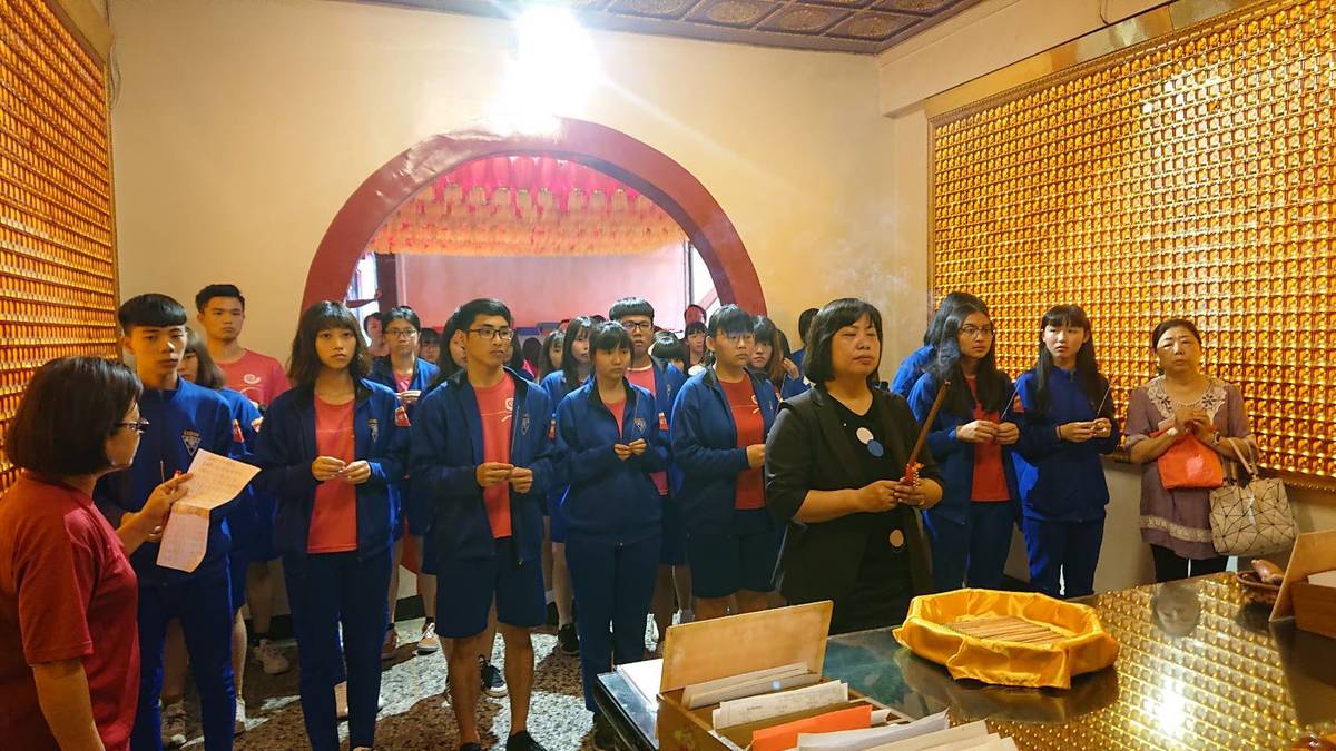 統測在即，臺東高商師生前往臺東天后宮參拜文昌帝君，祈求考生定心應試。