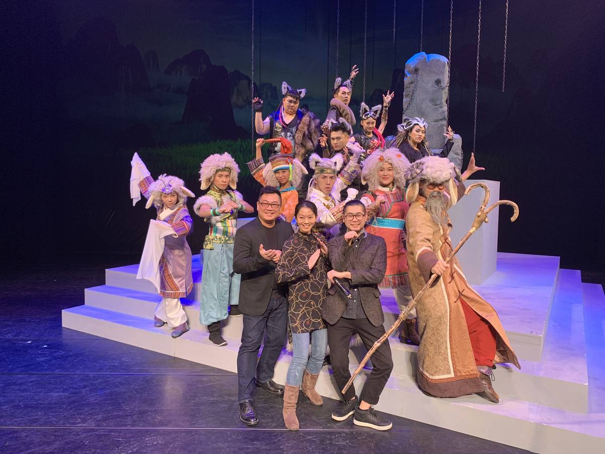 《小羊晚點名》音樂總監古育仲（前排左）、作曲朱怡潔（前排中）、編導高天恒（前排右）及演員合照