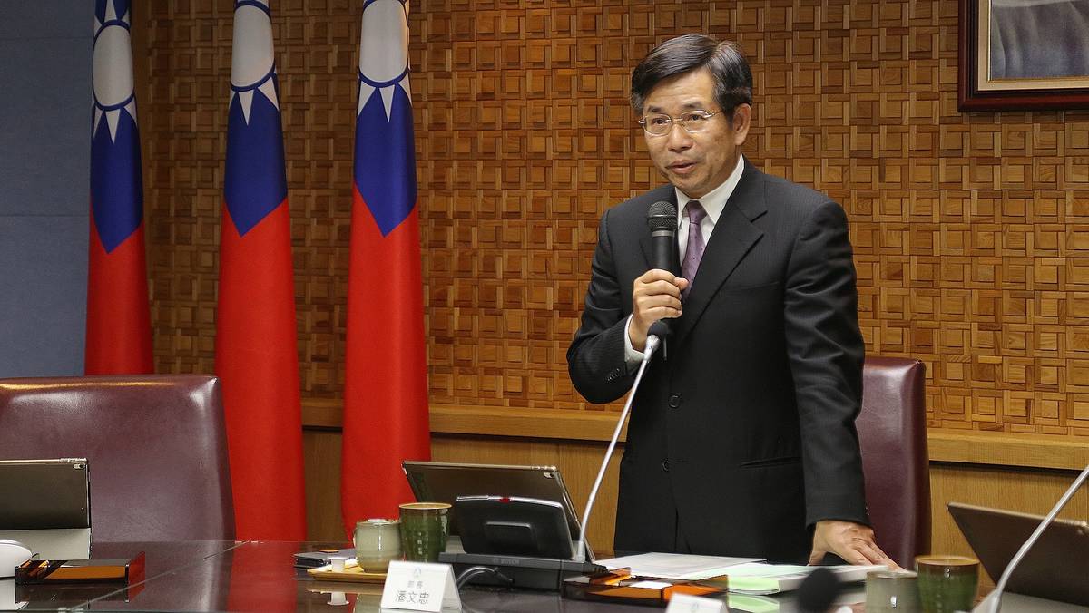 教育部部長潘文忠主持4/10教育部部務會報