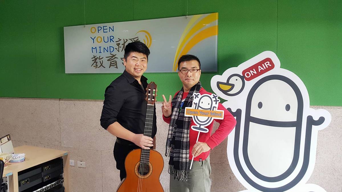 吉他職人郭尚諺（左）與小田