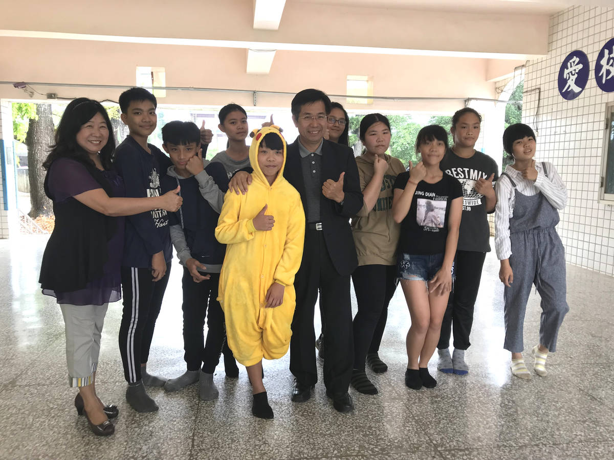 卑南國中舞蹈團學生與部長合照