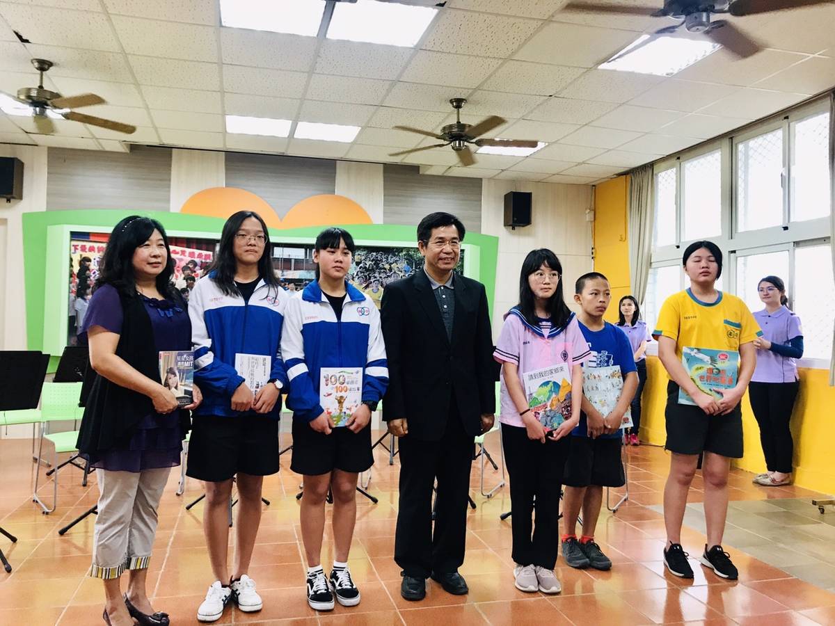 潘部長致贈卑南國中6本書籍