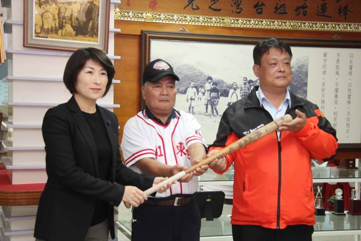 紅葉少棒文物歸還儀式，由縣長饒慶鈴(左)代表將一心棒交予延平鄉長胡黃廣文(右)，並由第一代紅葉小將邱春光見證。