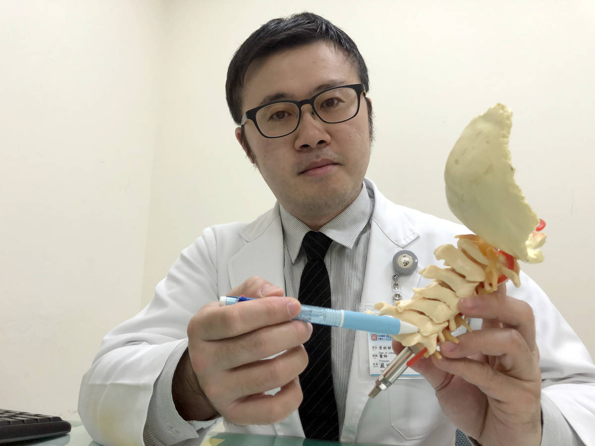 光田綜合醫院骨科醫師嚴可倫說明，病患的病灶在第6、7節頸椎（手指處）之間的椎間盤突出導致疼痛。