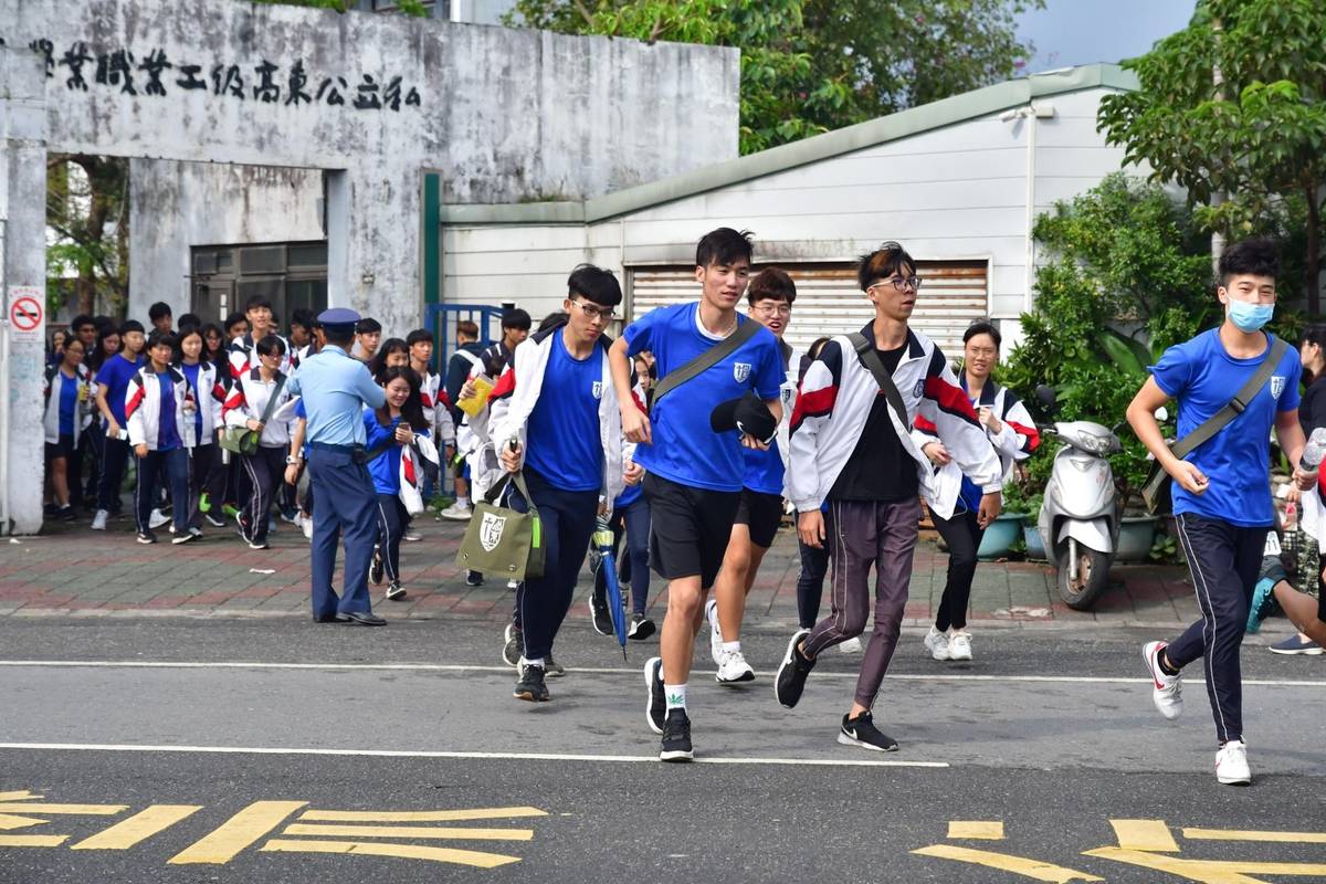 隊伍步出側門啟行