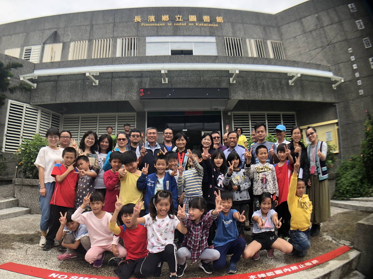 長濱鄉長潘淑芳與長濱國小師生合影