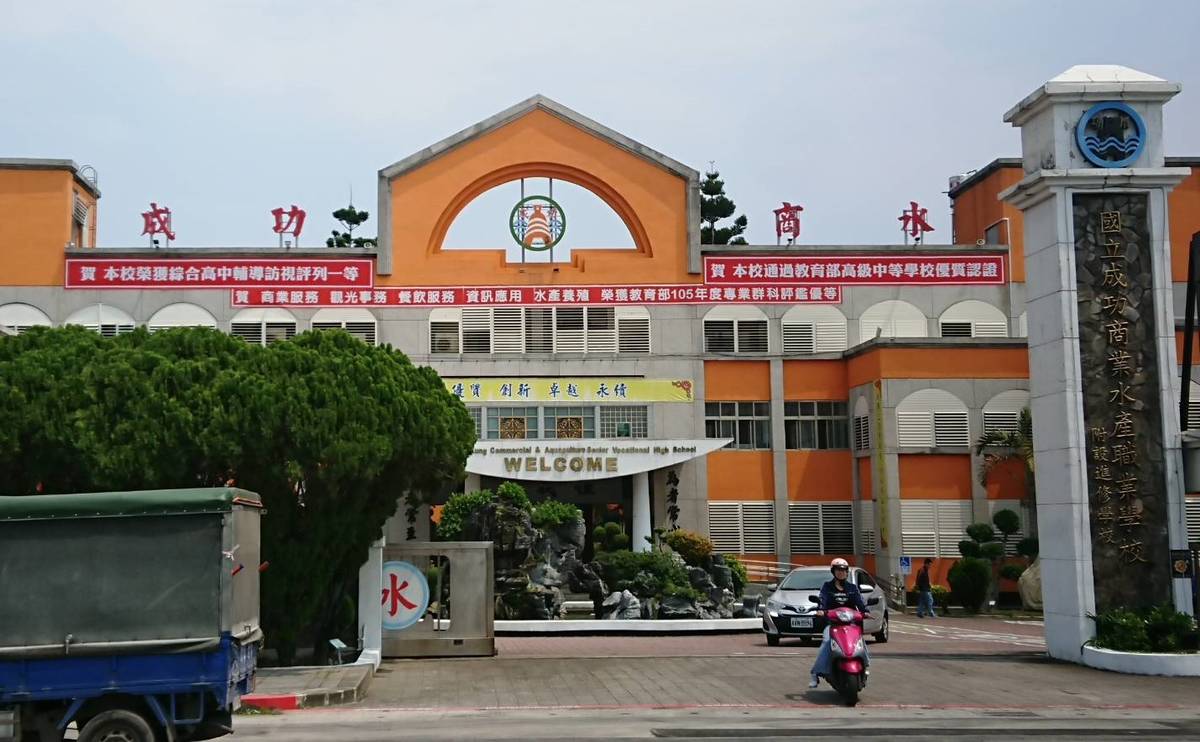 成功商水主任蔡安泰認為，發展跨領域特色課程是偏遠學校的挑戰，同時也是老師施展第2專長的舞臺。