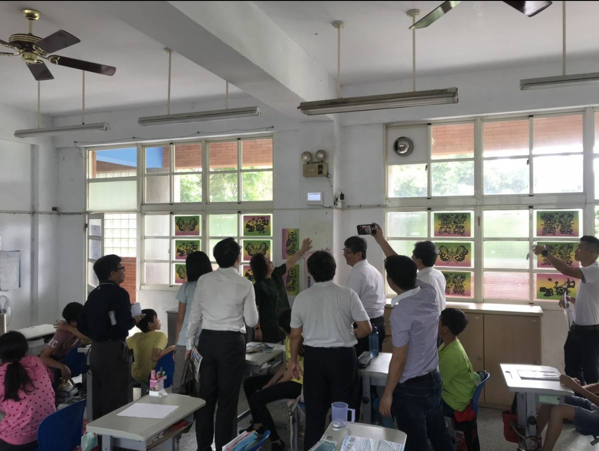 范政次蒞臨雲林縣崙背鄉陽明國小視察新風換氣系統