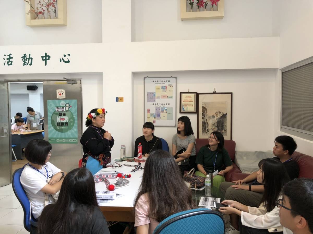 林靜怡老師在「山林的霓裳」中，介紹原住民各族服裝之美。