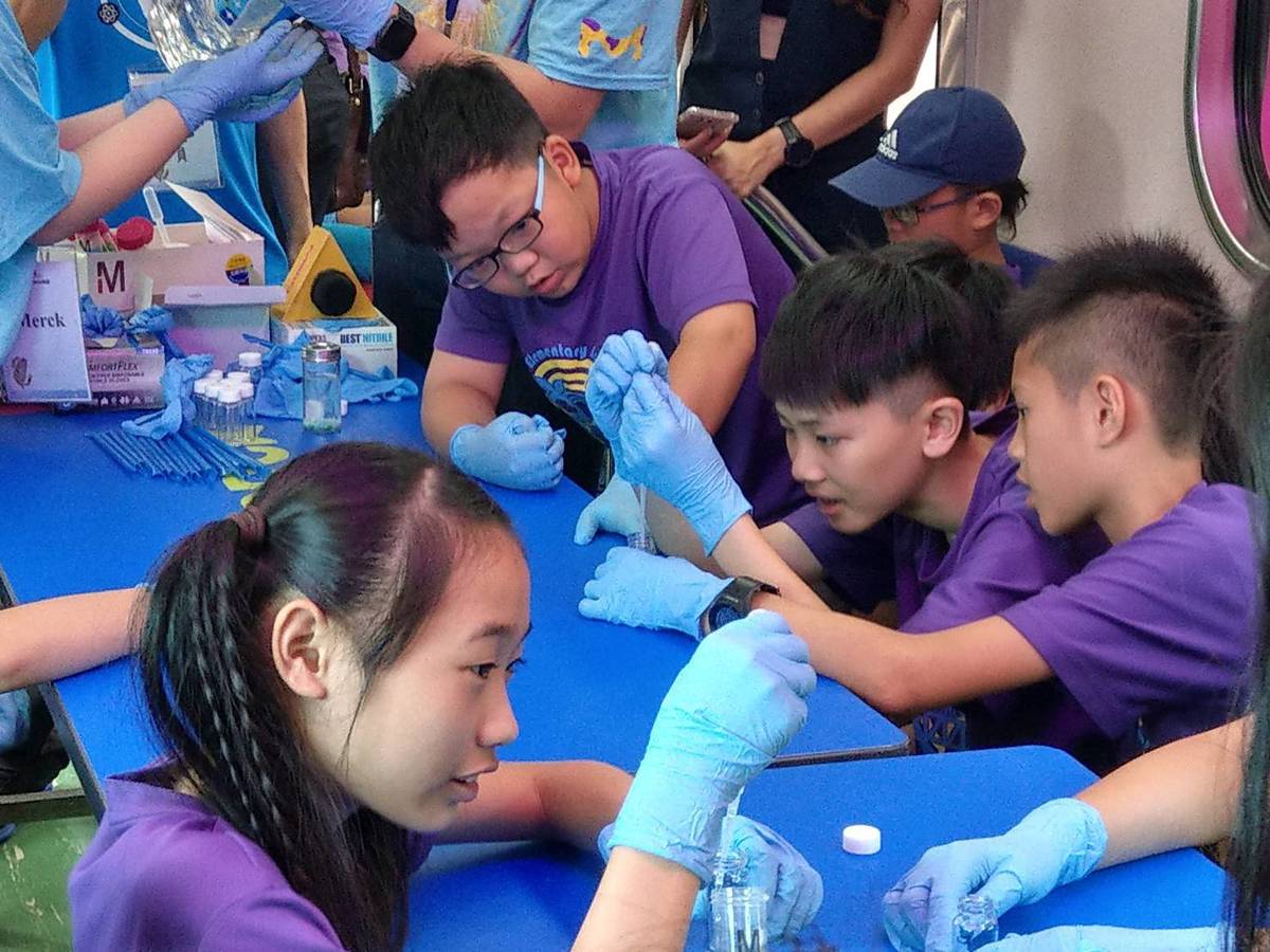 安溪國小同學們投入科普實驗