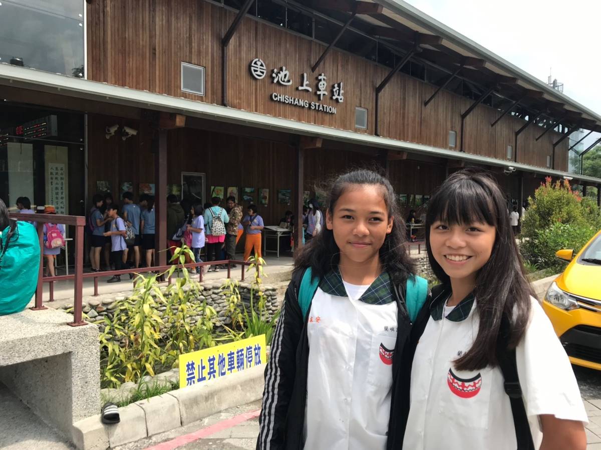 蘭嶼高中同學顏家安(左)、周筠如(右)