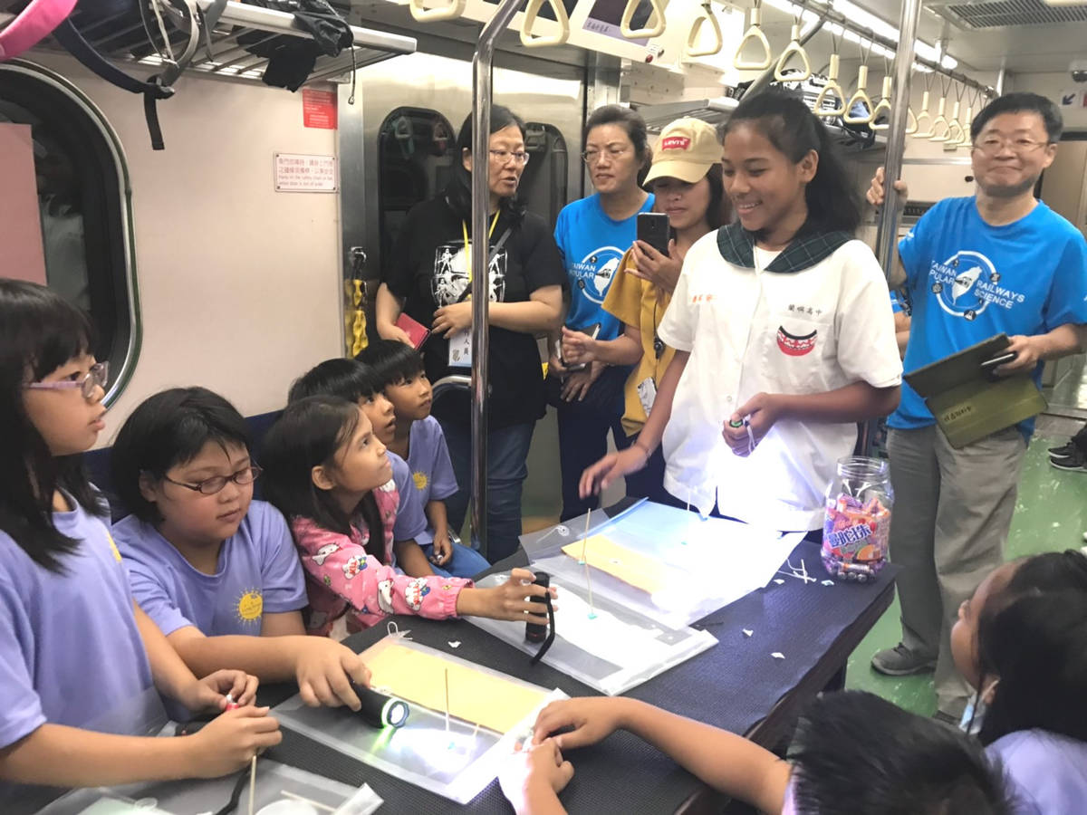 列車上進行蘭嶼高中的科學攤位