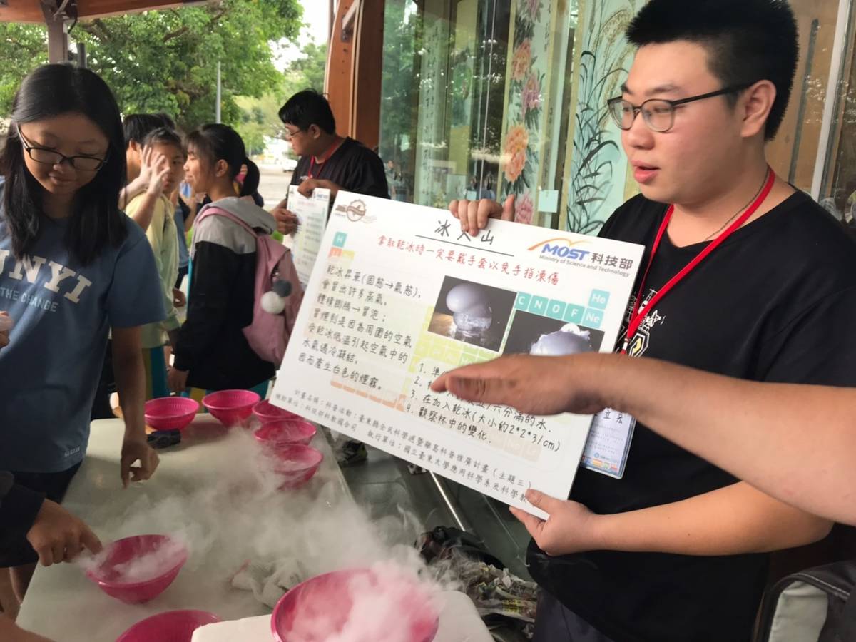 由東大學生設計攤位