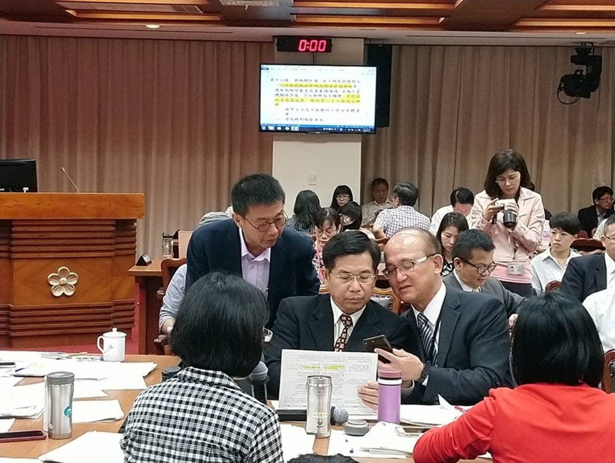 教育部部長潘文忠(中), 次長林騰蛟全程出席<教師法>修法逐條審查