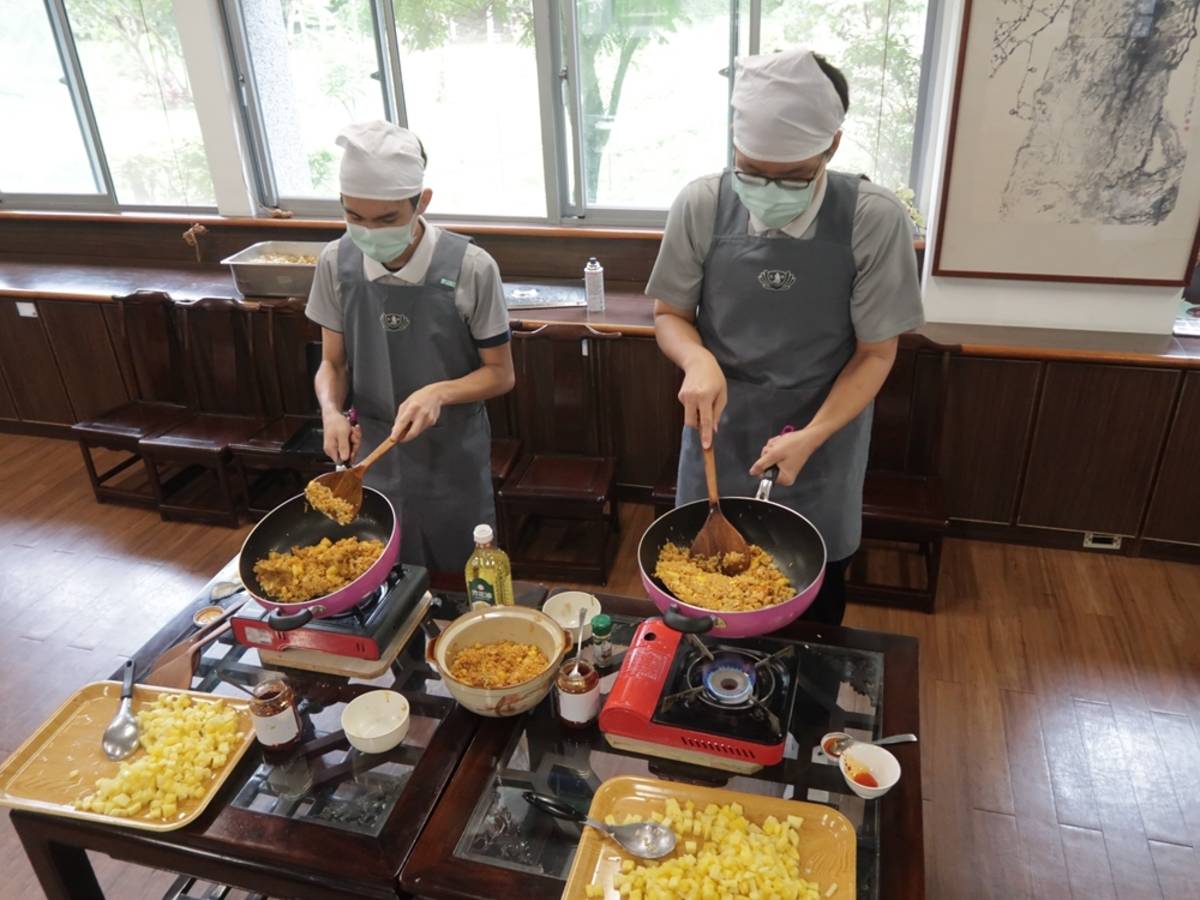學生現做炒飯