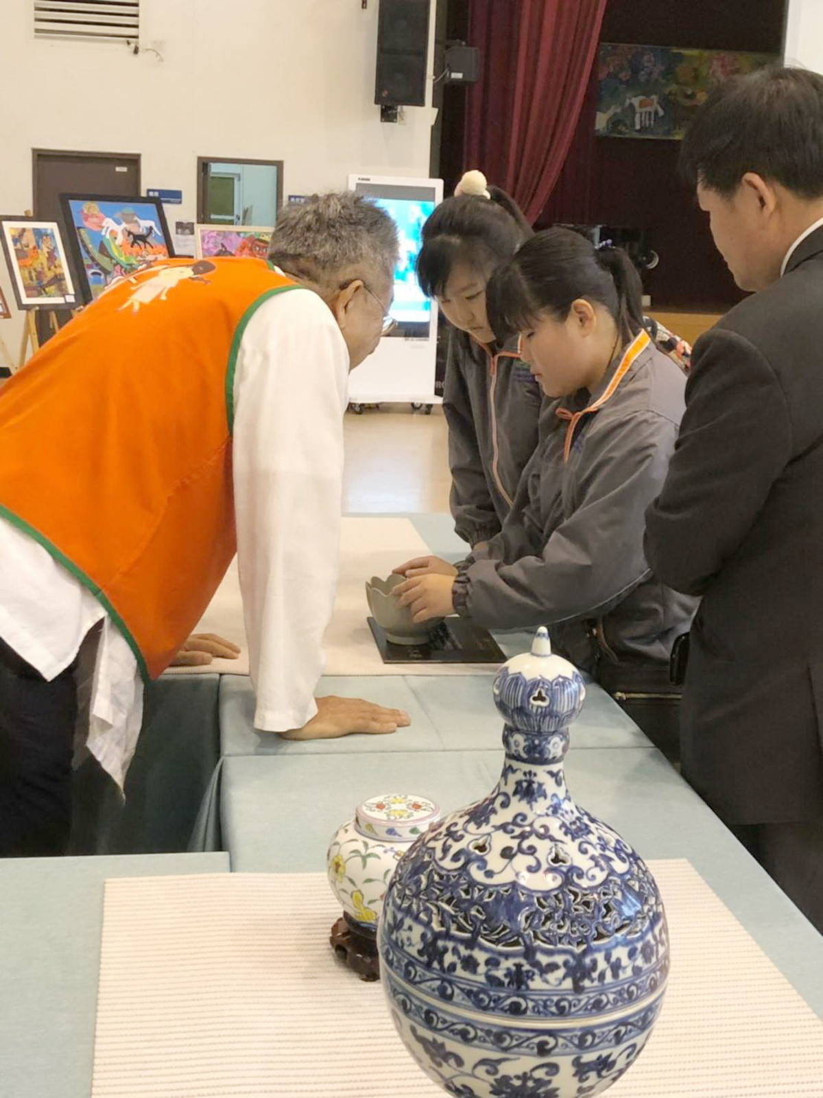 故宮複製文物到台中-身障童體驗觸摸國寶