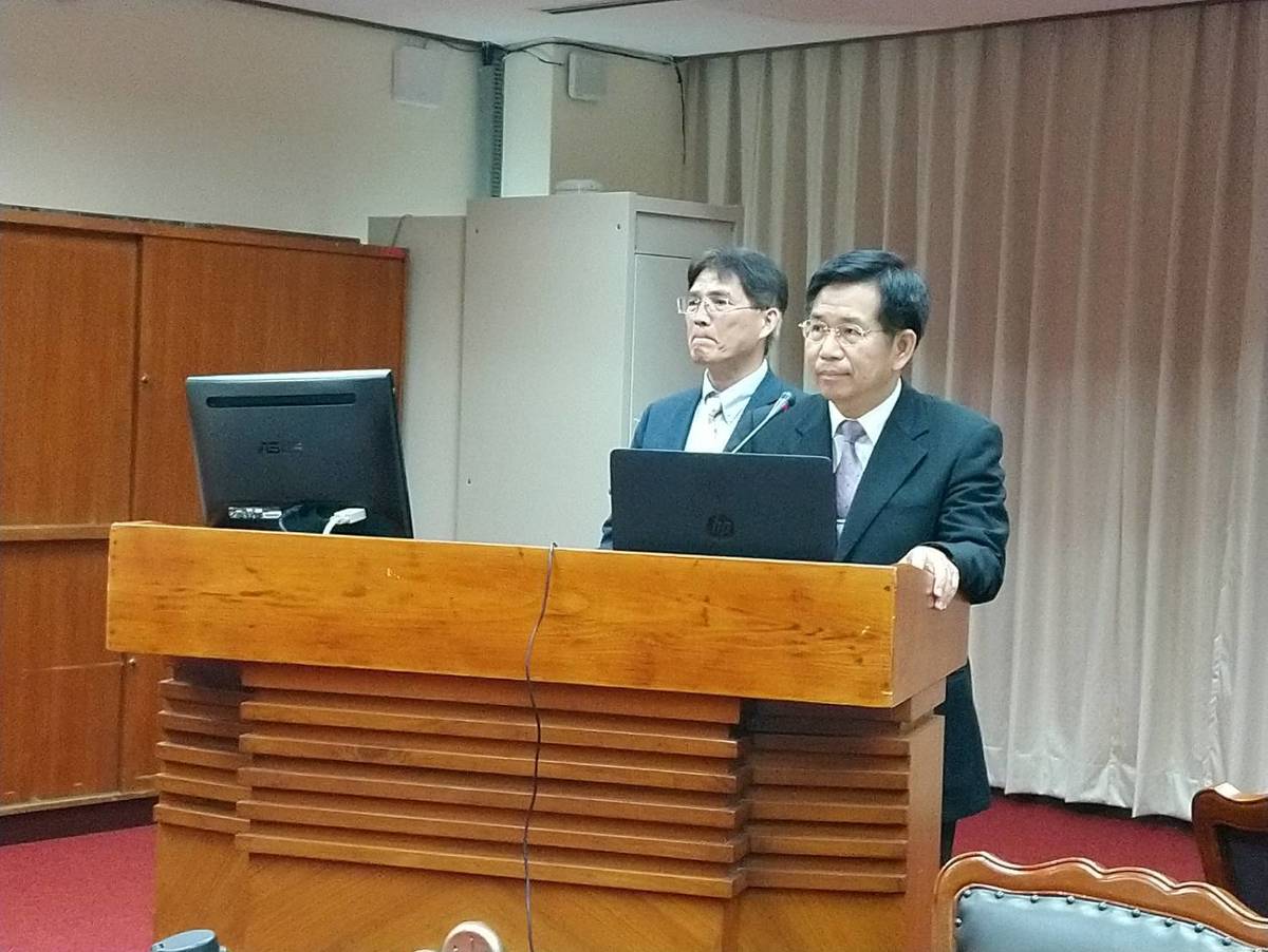 (右起)教育部部長潘文忠, 體育署署長高俊雄於立院備詢
