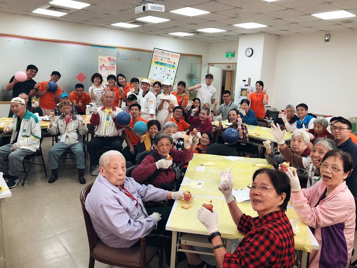 開平餐飲學校與弘道老人福利基金會共同舉辦母親節活動，共同完成蛋糕製作