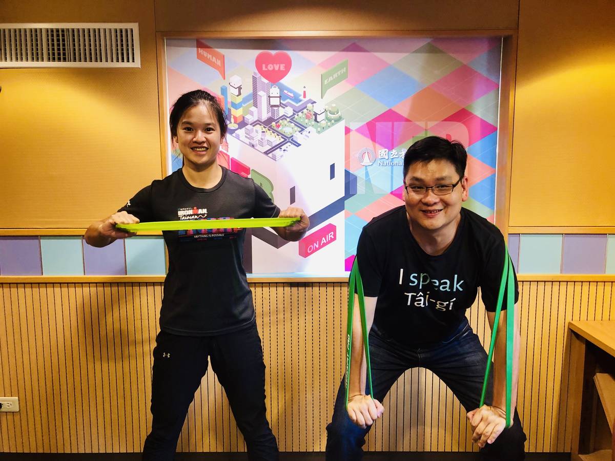 莊雅婷教練隨身攜帶健身用品，訪問完後我們來小小訓練一翻。