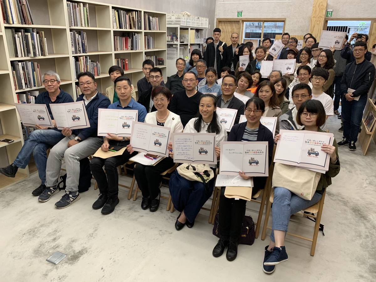 全臺首家Lightbox攝影圖書館搬遷開幕，邀集藝術家、攝影師、相關領域師生及立委共同參與