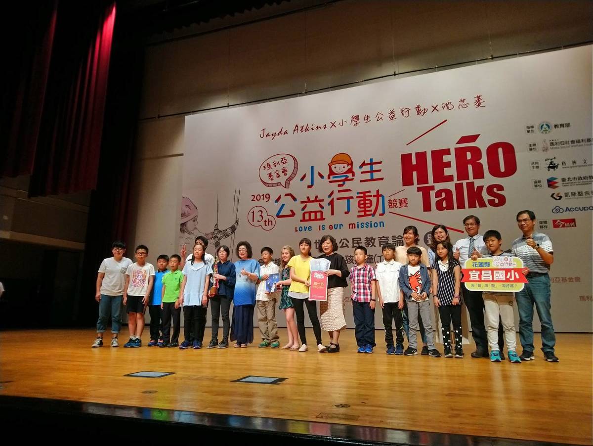 教育部次長范巽綠頒獎給獲獎學生
