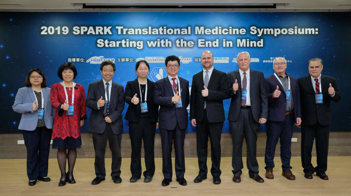 2019 SPARK轉譯醫學國際研討會，邀集生醫商品化中心王麗茹主任(左起)、上騰生技顧問蔡秀娟資深副總、國研院科政中心莊裕澤主任、SPARK Taiwan計畫主持人曾宇鳳教授、科技部謝達斌次長、美國在台協會Ryan Engen經濟官等貴賓合影