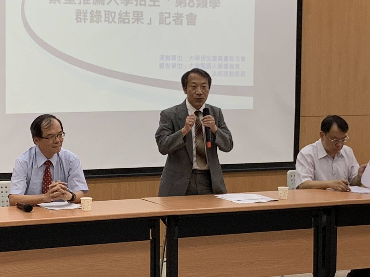 招聯會副召集人、靜宜大學校長唐傳義(中)說明今年的放榜數據