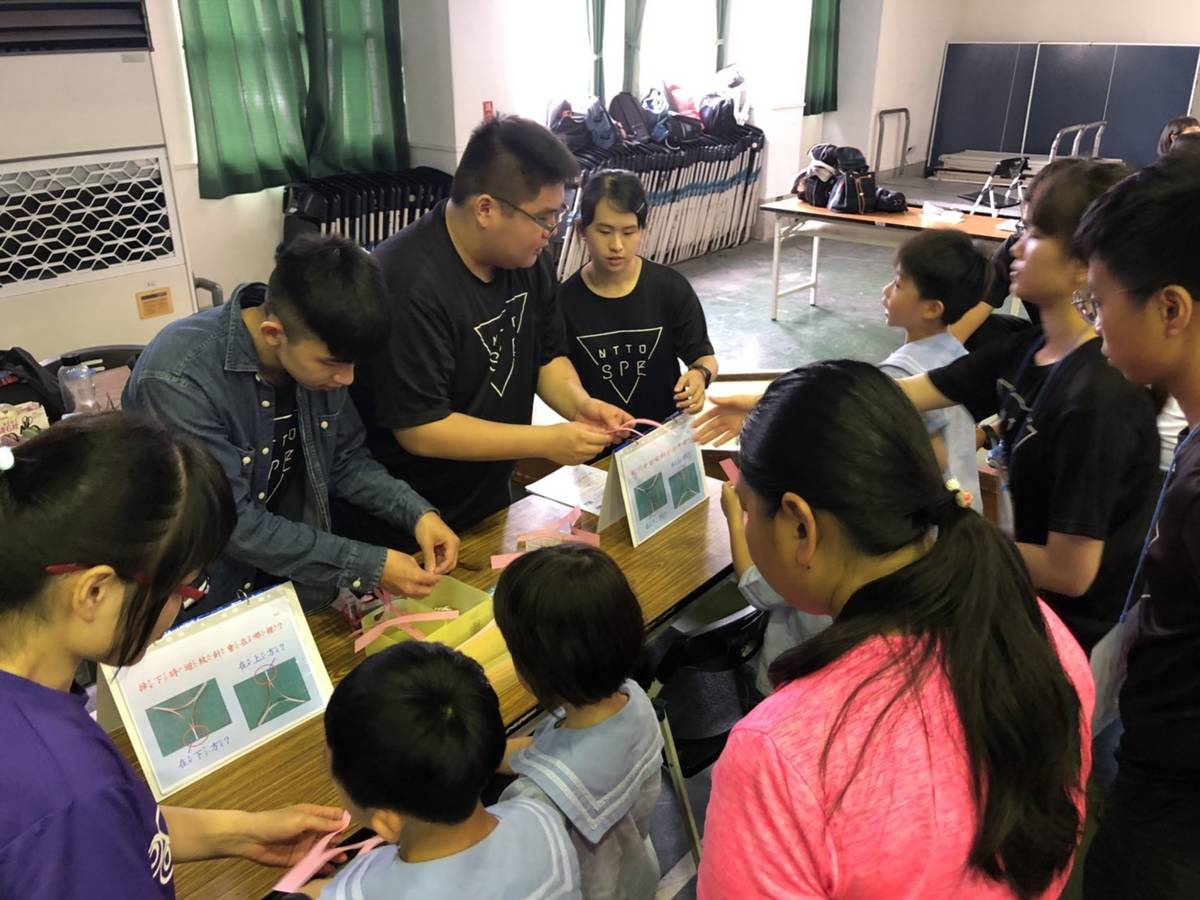 臺東大學「特教週」前往寶桑國小舉行「特教生活科學節」，帶領特教生闖關玩科學。