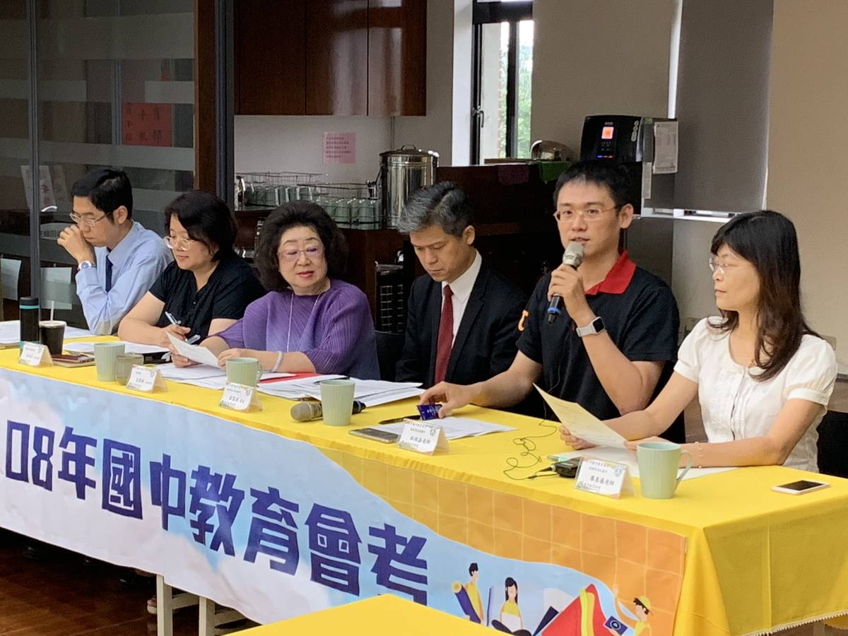臺北市北投國中林柏嘉老師(右2)說明數學非選第一題的防曬產品係數計算
