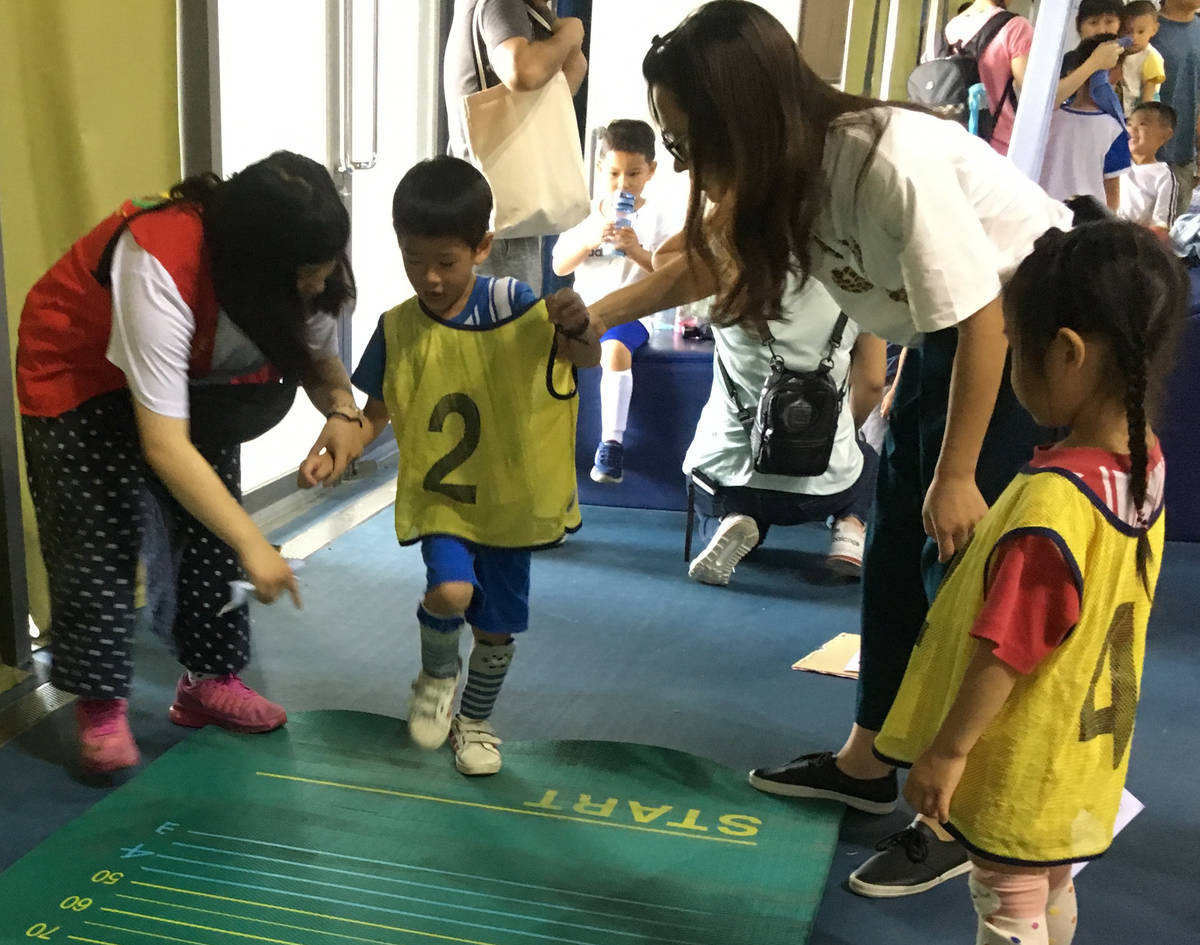 臺東大學幼教系學生親切帶領孩子闖關