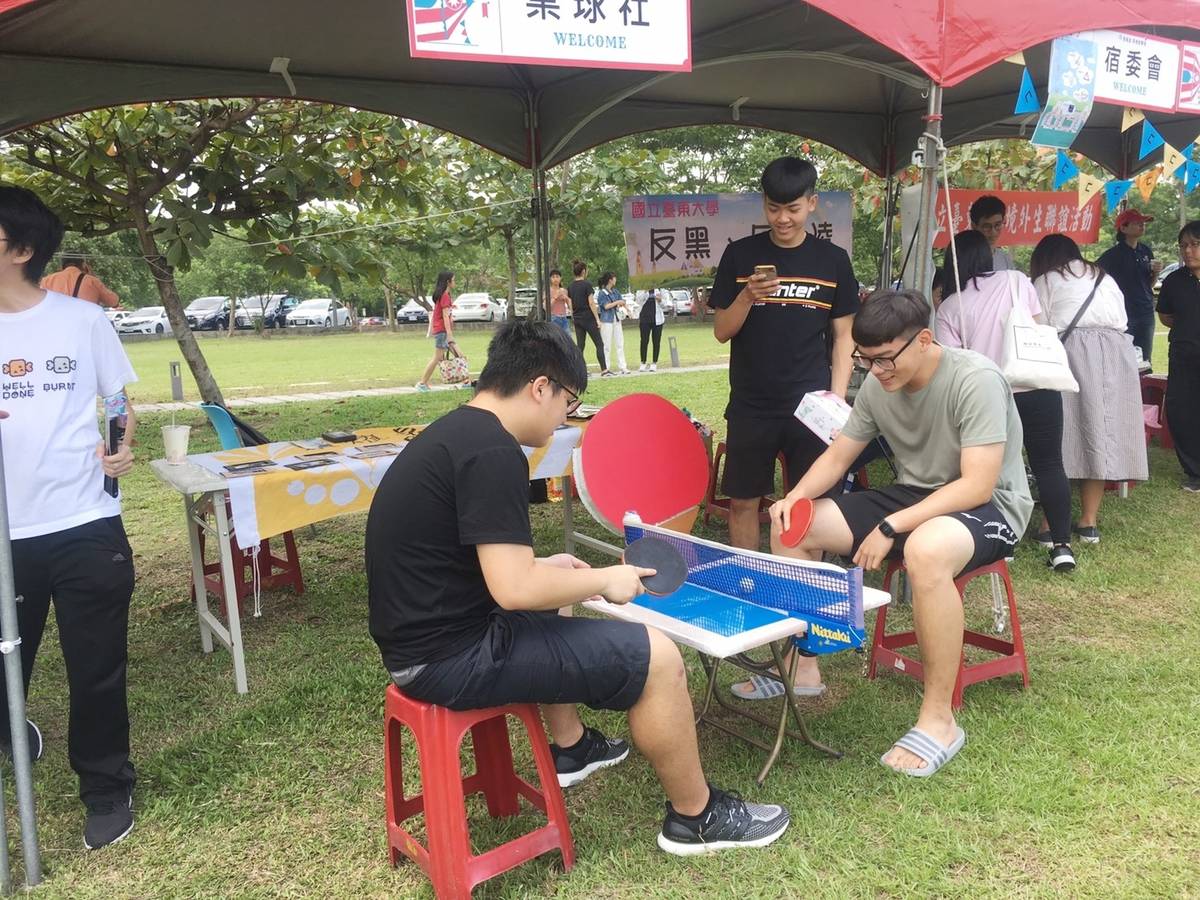 臺東大學草地音樂會由各學生社團設攤展示，除了靜態海報呈現，也有精彩的動態展演。
