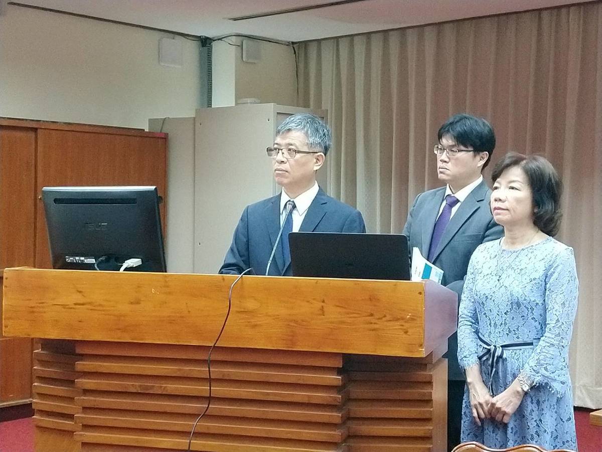 (左)教育部次長劉孟奇於立法院備詢