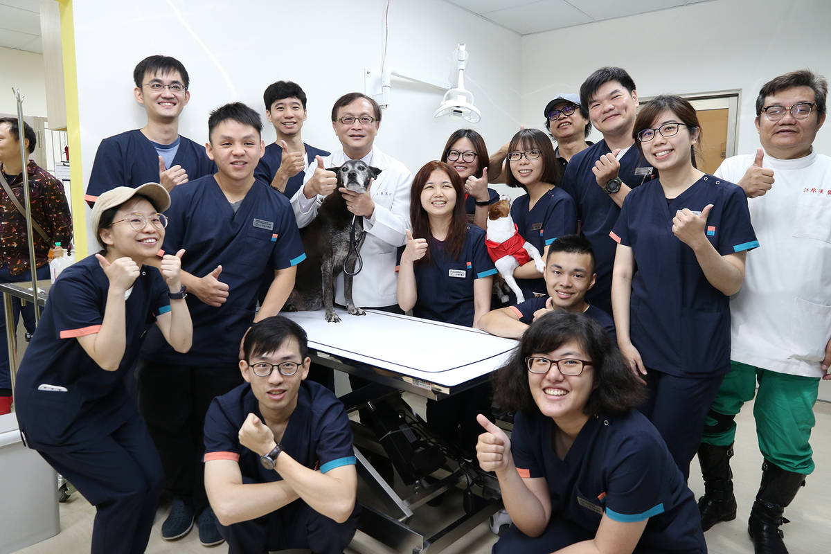 興大浪浪樂活醫療室全體醫療團隊合照，由中興大學提供