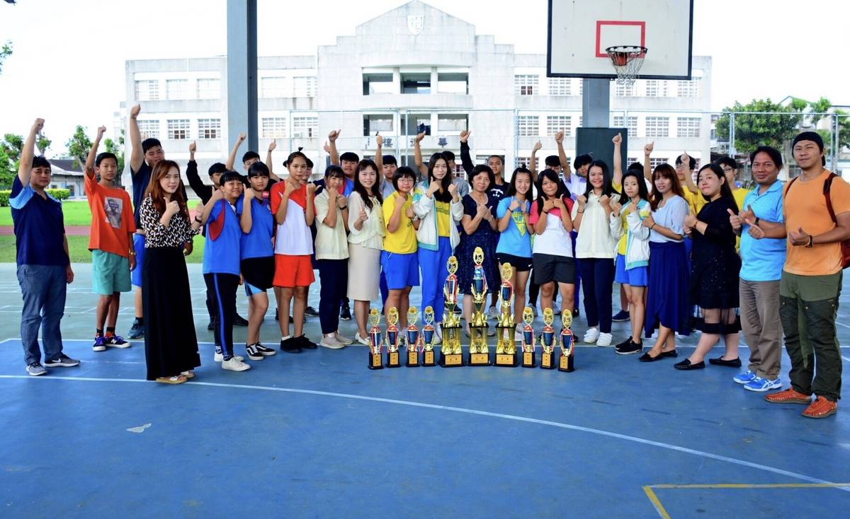臺東國中技藝班參加國際盃美容業技藝競賽表現亮眼。